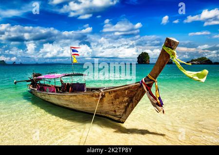Longtail-Boot am Strand, Thailand Stockfoto