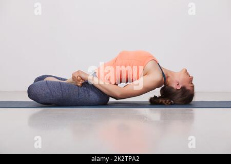Schön sportlich fit Yogi Mädchen Praktiken Yoga Asana Matsyasana Stockfoto
