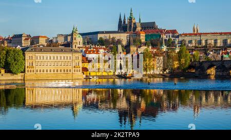 Blick auf die Mala Strana und die Prager Burg über der Moldau Stockfoto