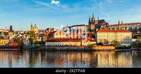Blick auf Gradchany Prager Burg und die St.-Veits-Dom über Vlta Stockfoto