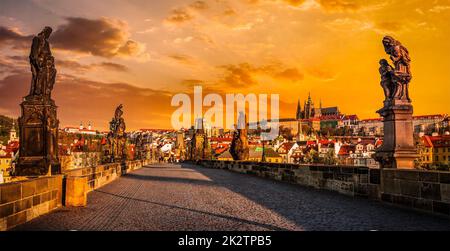 Karlsbrücke und Prager Castleon sunrise Stockfoto