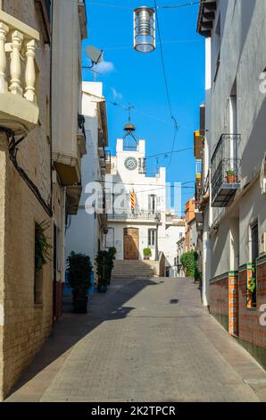 Farbenfrohe Gebäude und enge Gassen im historischen Zentrum der mediterranen Stadt Calpe, Spanien Stockfoto