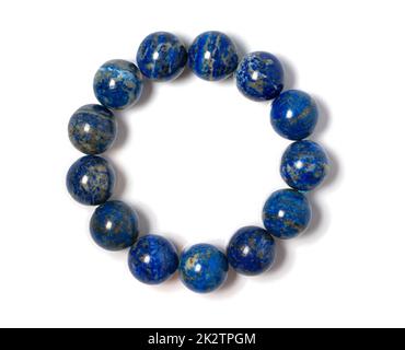 Lapislazuli Schmuck oder Edelsteine Armband auf weißem Hintergrund. Kollektion von natürlichen Edelsteinen Accessoires. Studioaufnahme Stockfoto