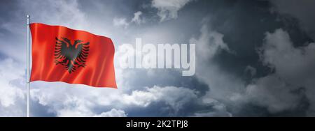 Albanische Flagge auf einem bewölkten Himmel Stockfoto