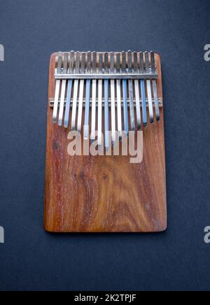 Traditioneller Kalimba aus Holz, isoliert auf Schwarz Stockfoto