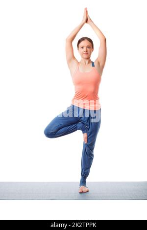 Frau Praktiken Yoga Asana Vrikshasana Baum po Stockfoto