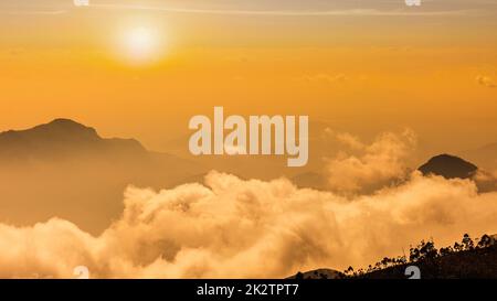 Berge in Wolken. Kodaikanal, Tamil Nadu Stockfoto
