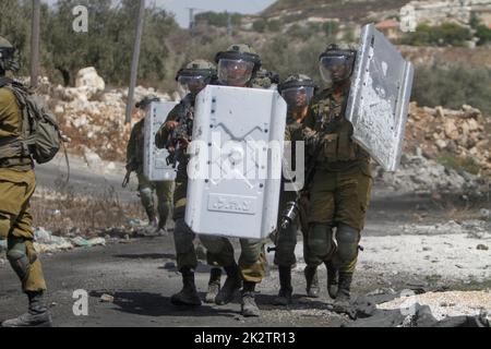 Nablus, Palästina. 23. September 2022. Nablus, Palästina. 23. September 2022. Israelische Soldaten konfrontieren palästinensische Demonstranten während der Demonstration gegen israelische Siedlungen im Dorf Kafr Kaddoum in der Nähe der Stadt Nablus im Westjordanland. Kredit: SOPA Images Limited/Alamy Live Nachrichten Gutschrift: SOPA Images Limited/Alamy Live Nachrichten Stockfoto