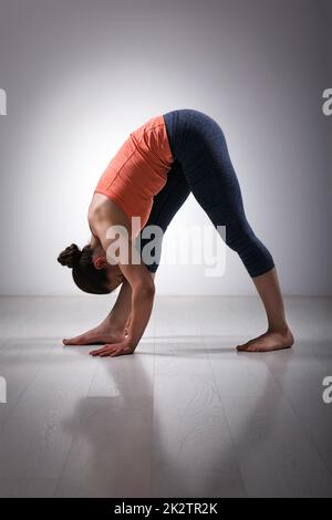 Frau im Ashtanga Vinyasa Yoga asana Stockfoto