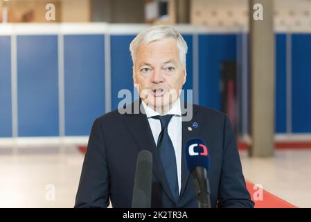 Prag, Tschechische Republik. 23. September 2022. Didier Reynders, EU-justizkommissar, spricht vor Beginn des informellen Treffens der Verbraucherminister der Europäischen Union vor den Medien. Das Hauptthema des Treffens waren Verbraucherrecht, steigende Energiepreise und der Krieg in der Ukraine. (Foto von Tomas Tkacik/SOPA Images/Sipa USA) Quelle: SIPA USA/Alamy Live News Stockfoto