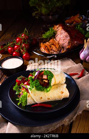 Leckere Pulled Schweinefleisch Wrap mit Gemüse. Stockfoto