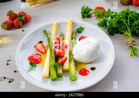Burrata-Käse mit Spargel und Erdbeeren Stockfoto