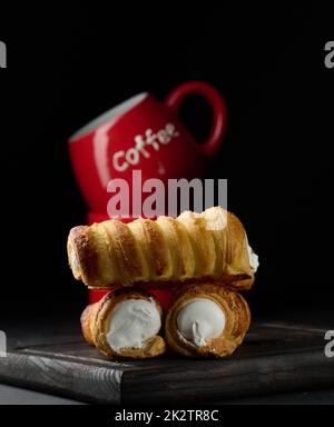 Gebackene Tubuli gefüllt mit geschlagener Eiweiß-Creme Stockfoto