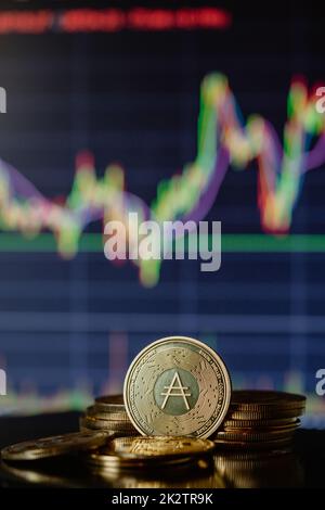 Gold Cardano ADA mit Kerzendiagramm und digitalem Hintergrund Stockfoto