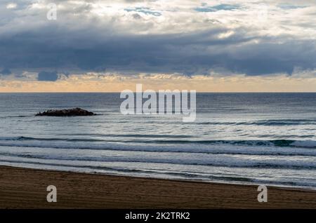Blick auf Calpe Beach bei Sonnenaufgang, Spanien Stockfoto