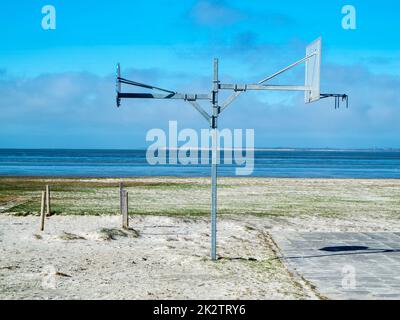 Basketballkorb am Nordseestrand Stockfoto