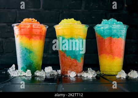 Gläser voller leckerer Slush Drinks Stockfoto