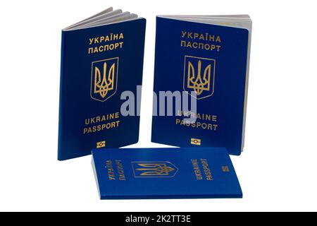 Drei auf weißem Hintergrund isolierte Reisepässe für ukrainische Staatsbürger oder Migranten zur visumfreien Einreise in die Europäische Union. Beschneidungspfad. Flüchtlinge in europäischen Ländern. Stockfoto