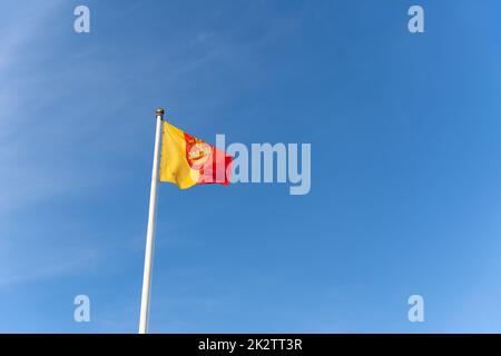 Die Flagge der litauischen Hafenstadt Klaipeda fliegt vor dem Hintergrund eines blauen, klaren, wolkenlosen Himmels Stockfoto