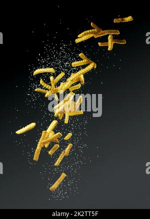 Pommes frites auf schwarzem Hintergrund oder schwarzer Oberfläche Stockfoto