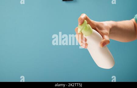 Weibchen mit Seifenflasche und Spender ernten Stockfoto