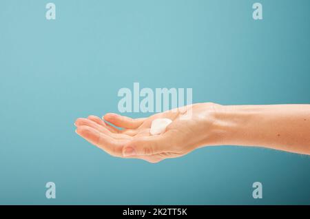 Crop-Weibchen mit weicher Sahne Stockfoto