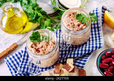 Gläser mit köstlicher veganischer deutscher Leberwurst auf dem Tisch in der Küche Stockfoto