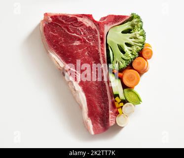 BBQ t Bone Steak auf weißem Hintergrund als Symbol für weniger Fleisch essen Stockfoto