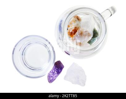 Mineralwassersteine im Krug Stockfoto