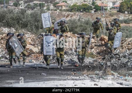 Nablus, Palästina. 23. September 2022. Nablus, Palästina. 23. September 2022. Israelische Soldaten nehmen während der Demonstration gegen israelische Siedlungen im Dorf Kafr Kaddoum in der Nähe der Stadt Nablus im Westjordanland Stellung. Kredit: SOPA Images Limited/Alamy Live Nachrichten Gutschrift: SOPA Images Limited/Alamy Live Nachrichten Stockfoto