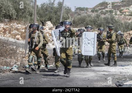 Nablus, Palästina. 23. September 2022. Nablus, Palästina. 23. September 2022. Israelische Soldaten konfrontieren palästinensische Demonstranten während der Demonstration gegen israelische Siedlungen im Dorf Kafr Kaddoum in der Nähe der Stadt Nablus im Westjordanland. Kredit: SOPA Images Limited/Alamy Live Nachrichten Gutschrift: SOPA Images Limited/Alamy Live Nachrichten Stockfoto