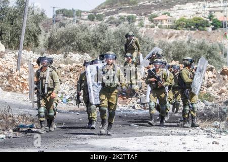 Nablus, Palästina. 23. September 2022. Nablus, Palästina. 23. September 2022. Israelische Soldaten konfrontieren palästinensische Demonstranten während der Demonstration gegen israelische Siedlungen im Dorf Kafr Kaddoum in der Nähe der Stadt Nablus im Westjordanland. Kredit: SOPA Images Limited/Alamy Live Nachrichten Gutschrift: SOPA Images Limited/Alamy Live Nachrichten Stockfoto