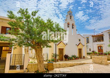 Typische kleine griechische Kirche in einem kleinen Dorf auf der Insel kreta am Tag Stockfoto