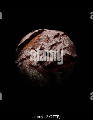 Frisch gebackenes Brot in der Dunkelheit Stockfoto