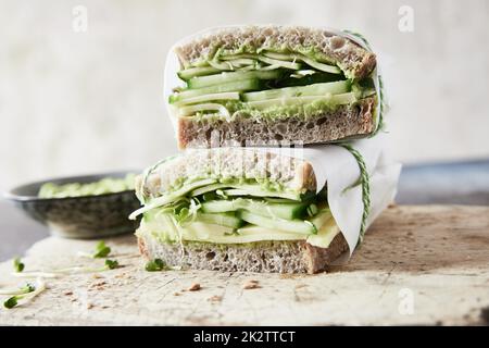 Köstliche Sandwiches mit Gemüse auf dem Tisch in der Küche Stockfoto