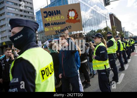 Demonstranten hielten Plakate, die während der Demonstration von Polizisten umgeben gesehen wurden. Hunderte von Kindern, Schülern und Studenten nahmen an einem marsch in Warschau Teil - organisiert von MSK - Mlodziezowy Strajk Klimatyczny (Jugendstreik für das Klima) - der Teil der globalen Proteste gegen den Klimawandel "Fridays for Future" ist. Die Demonstranten fordern von Politikern Maßnahmen in den Bereichen globale Erwärmung, Luft- und Erdverschmutzung, aber auch Maßnahmen zur Energiekrise in Bezug auf die kommende Heizperiode. (Foto von Attila Husejnow/SOPA Images/Sipa USA) Stockfoto