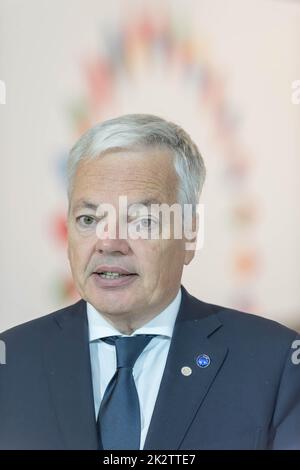 Prag, Tschechische Republik. 23. September 2022. Didier Reynders, EU-justizkommissar, spricht vor Beginn des informellen Treffens der Verbraucherminister der Europäischen Union vor den Medien. Das Hauptthema des Treffens waren Verbraucherrecht, steigende Energiepreise und der Krieg in der Ukraine. (Foto von Tomas Tkacik/SOPA Images/Sipa USA) Quelle: SIPA USA/Alamy Live News Stockfoto