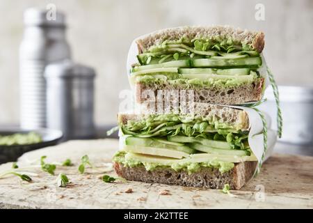 Grüne Gemüsesandwiches auf Schneidebrett in der Küche Stockfoto