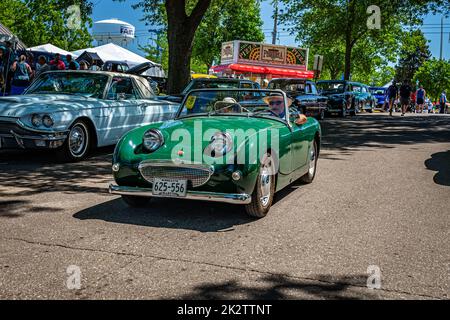 Falcon Heights, MN - 18. Juni 2022: Weitwinkelansicht eines 1960 Austin-Healey Bugeye Sprite Cabriolets auf einer lokalen Automobilmesse. Stockfoto