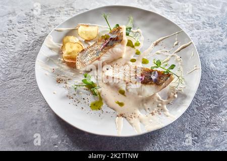 Gourmet-Gericht mit gerösteten Zanderstücken aus gebratener Kartoffel Stockfoto