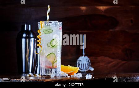 Ein Glas leckerer Cocktail auf der Theke Stockfoto