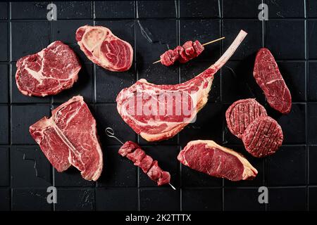 Set mit verschiedenen rohen Steaks, Schnitzel und Schaschlik Stockfoto