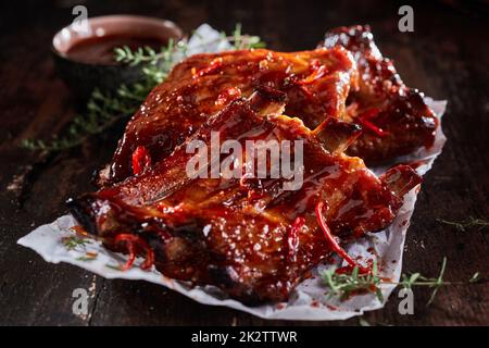 Leckere heiße Schweinerippchen serviert mit Rosmarin Stockfoto