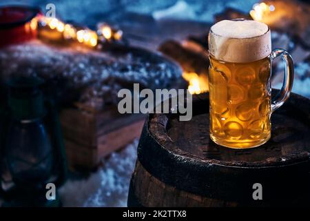 Eine Tasse Weizenbier im Wintergarten Stockfoto