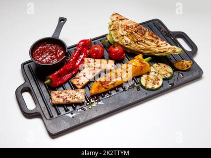 Leckeres gegrilltes Gemüse auf schwarzem Brett Stockfoto