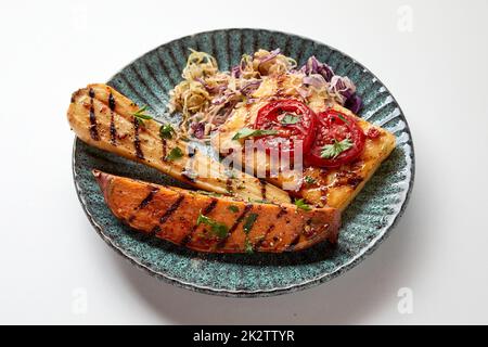 Leckeres gegrilltes Gemüse serviert mit Süßkartoffeln und Salat Stockfoto