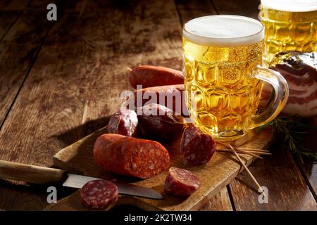 TANKARD erfrischendes kaltes Bier mit würziger Wurst Stockfoto