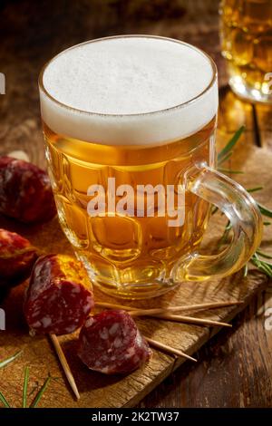 Nahaufnahme des schaumigen Kopfes eines kalten Tankers mit Bier oder Bier Stockfoto