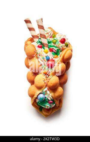 Eierwaffel mit Süßigkeiten und Eis Stockfoto