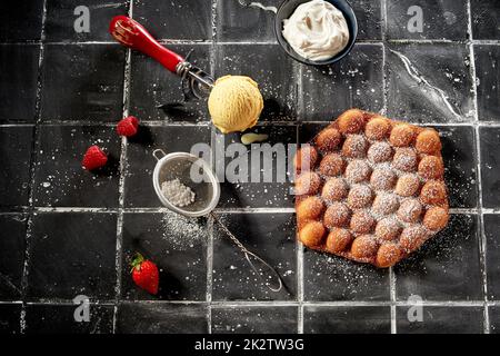 Bereiten Sie ein leckeres Waffeln-Sommerdessert mit Eiscreme zu Stockfoto